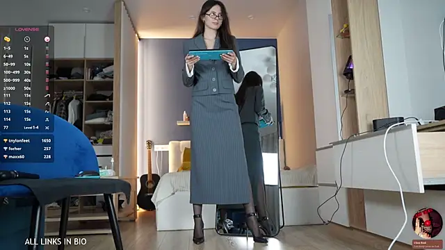 LAUREL HAZEL online show from 03.10.25