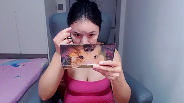 Snapshot of hianne chatting on 12.21.24 hianne online show from 12.21.24