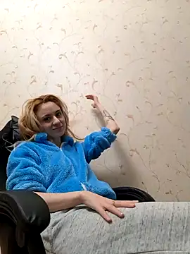 YogisticJuli666 online show from 12.26.24