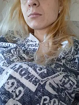 YogisticJuli666 online show from 03.20.25