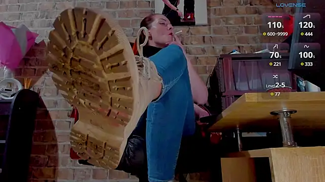 Snapshot of MrsVenus chatting on 03.04.25 MrsVenus online show from 03.04.25