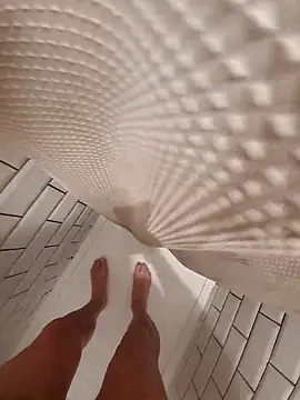 Snapshot of realeasy1 chatting on 12.21.25 realeasy1 online show from 12.21.25