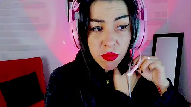 Snapshot of sky_girl1 chatting on 10.21.25 sky girl1 online show from 10.21.25