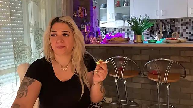 Snapshot of Monageil chatting on 02.16.25 Monageil online show from 02.16.25