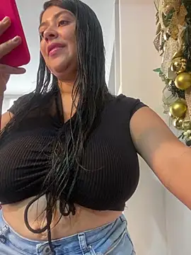 Snapshot of emilyjohanson chatting on 12.30.24 emilyjohanson online show from 12.30.24