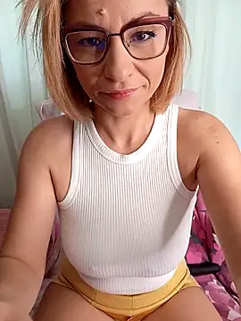 Snapshot of Aniria chatting on 09.16.25 Aniria online show from 09.16.25