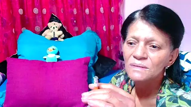 Snapshot of SLUTTYROXY chatting on 09.25.25 SLUTTYROXY online show from 09.25.25