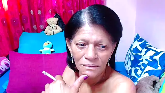 Snapshot of SLUTTYROXY chatting on 10.01.25 SLUTTYROXY online show from 10.01.25