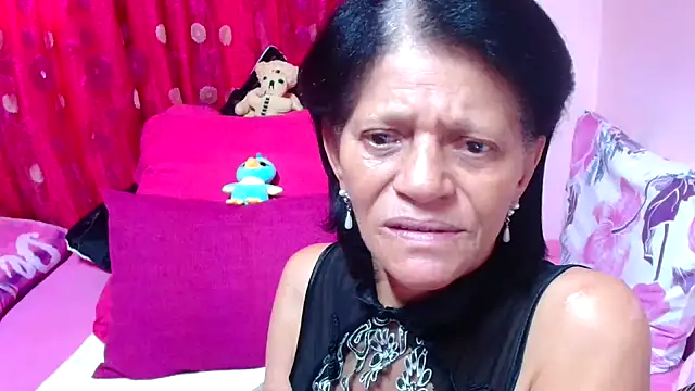 Snapshot of SLUTTYROXY chatting on 10.02.25 SLUTTYROXY online show from 10.02.25