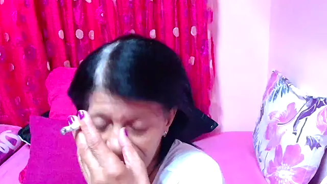 Snapshot of SLUTTYROXY chatting on 10.03.25 SLUTTYROXY online show from 10.03.25