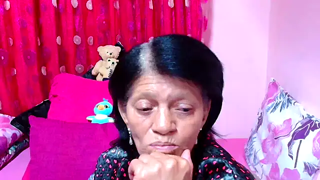 Snapshot of SLUTTYROXY chatting on 10.06.25 SLUTTYROXY online show from 10.06.25