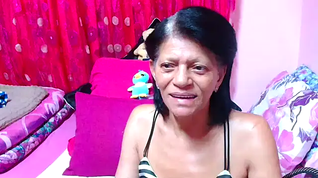 Snapshot of SLUTTYROXY chatting on 10.10.25 SLUTTYROXY online show from 10.10.25