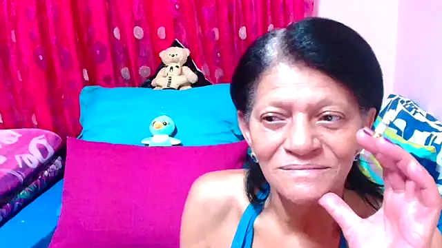 Snapshot of SLUTTYROXY chatting on 10.13.25 SLUTTYROXY online show from 10.13.25