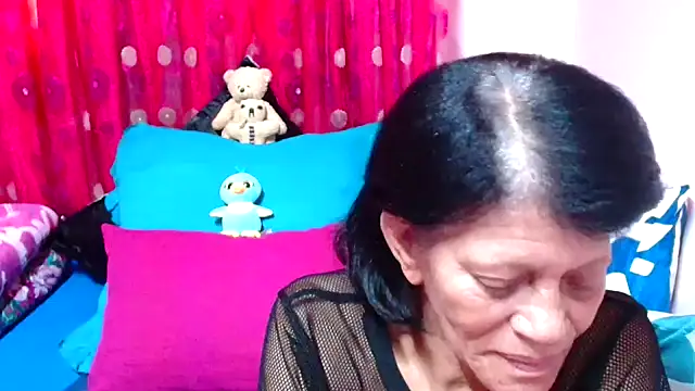 Snapshot of SLUTTYROXY chatting on 10.17.25 SLUTTYROXY online show from 10.17.25