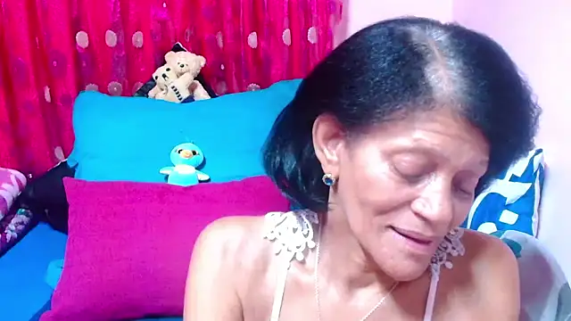 Snapshot of SLUTTYROXY chatting on 10.17.25 SLUTTYROXY online show from 10.17.25