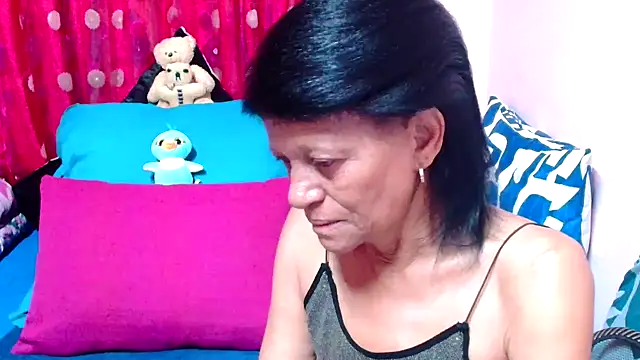 Snapshot of SLUTTYROXY chatting on 10.27.25 SLUTTYROXY online show from 10.27.25