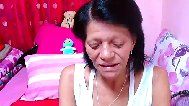 Snapshot of SLUTTYROXY chatting on 10.28.25 SLUTTYROXY online show from 10.28.25