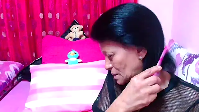 Snapshot of SLUTTYROXY chatting on 10.29.25 SLUTTYROXY online show from 10.29.25