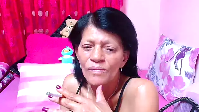 Snapshot of SLUTTYROXY chatting on 10.31.25 SLUTTYROXY online show from 10.31.25