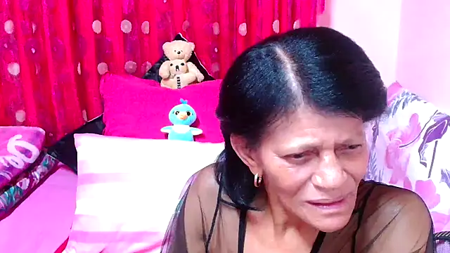 Snapshot of SLUTTYROXY chatting on 11.05.25 SLUTTYROXY online show from 11.05.25