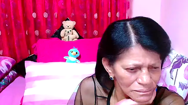 Snapshot of SLUTTYROXY chatting on 11.06.25 SLUTTYROXY online show from 11.06.25