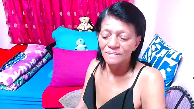 Snapshot of SLUTTYROXY chatting on 11.15.25 SLUTTYROXY online show from 11.15.25