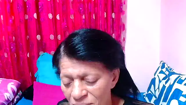 Snapshot of SLUTTYROXY chatting on 11.17.25 SLUTTYROXY online show from 11.17.25