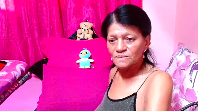 Snapshot of SLUTTYROXY chatting on 12.01.25 SLUTTYROXY online show from 12.01.25