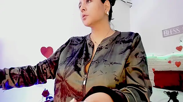 Snapshot of lilahSweet chatting on 02.15.25 lilahSweet online show from 02.15.25