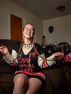 Izzy Hellbourne online show from 06.05.26