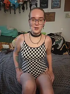 Izzy Hellbourne online show from 07.16.26