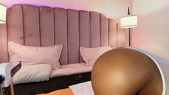 Snapshot of HallyBans chatting on 02.12.25 HallyBans online show from 02.12.25