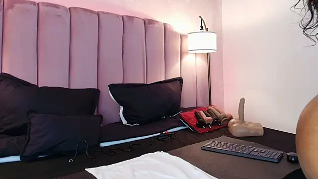 Snapshot of HallyBans chatting on 03.08.25 HallyBans online show from 03.08.25