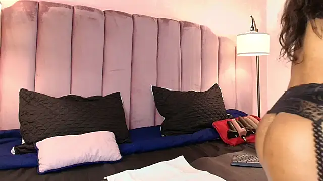 Snapshot of HallyBans chatting on 03.12.25 HallyBans online show from 03.12.25