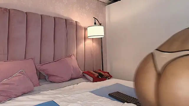 Snapshot of HallyBans chatting on 11.12.25 HallyBans online show from 11.12.25