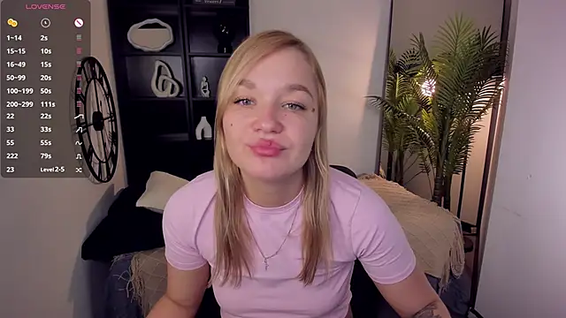 Snapshot of BellaDreamy chatting on 12.17.25 BellaDreamy online show from 12.17.25