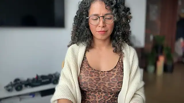 Snapshot of illaroom chatting on 10.10.25 illaroom online show from 10.10.25