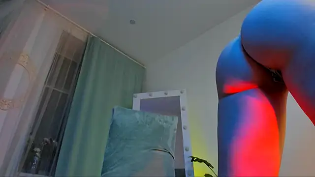 Snapshot of LilianKroft chatting on 12.13.24 LilianKroft online show from 12.13.24