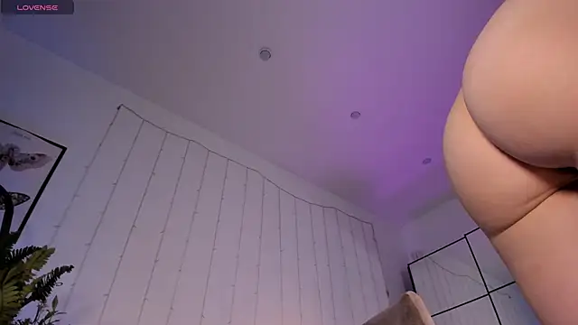 Snapshot of LilianKroft chatting on 09.12.25 LilianKroft online show from 09.12.25