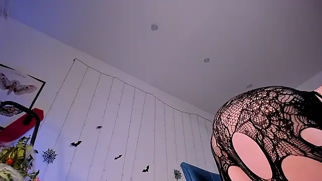 Snapshot of LilianKroft chatting on 10.27.25 LilianKroft online show from 10.27.25