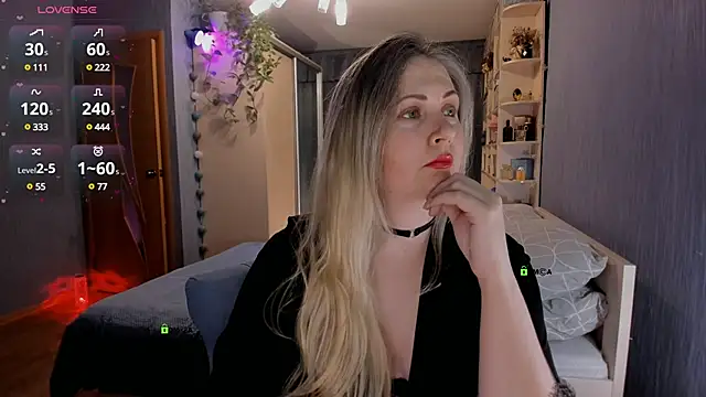 Snapshot of SweetLanna chatting on 12.22.24 SweetLanna online show from 12.22.24