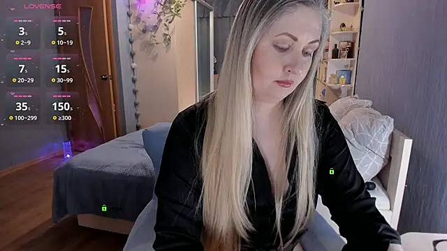 Snapshot of SweetLanna chatting on 12.24.24 SweetLanna online show from 12.24.24