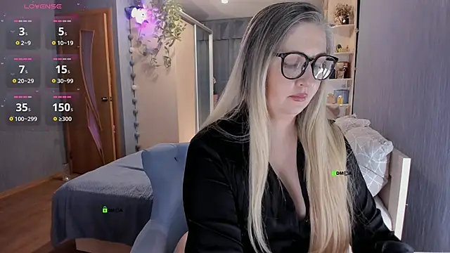 Snapshot of SweetLanna chatting on 12.24.24 SweetLanna online show from 12.24.24