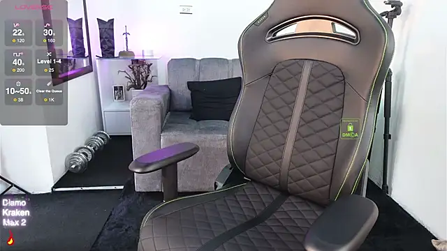 Snapshot of knimh chatting on 10.14.25 knimh online show from 10.14.25