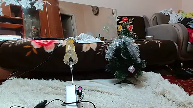 Snapshot of AlinasissyXX chatting on 12.21.24 AlinasissyXX online show from 12.21.24