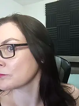 Snapshot of DesreRose chatting on 04.27.26 DesreRose online show from 04.27.26