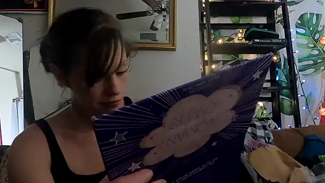 Snapshot of TheDaisyChaos chatting on 10.05.25 TheDaisyChaos online show from 10.05.25