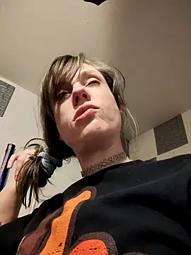 Snapshot of TheDaisyChaos chatting on 10.21.25 TheDaisyChaos online show from 10.21.25