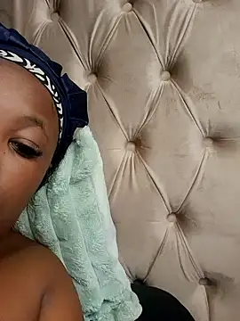 Snapshot of SWEETDOLLY29XX chatting on 10.23.25 SWEETDOLLY29XX online show from 10.23.25