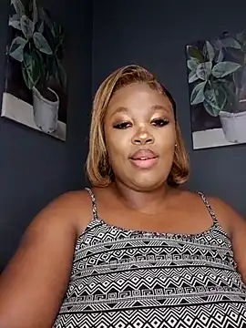 Snapshot of SWEETDOLLY29XX chatting on 10.28.25 SWEETDOLLY29XX online show from 10.28.25